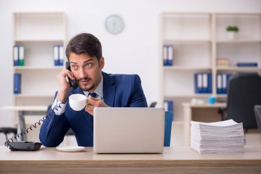 Molada kahve içen genç bir erkek.