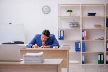 Ofiste çalışan çekici bir genç.