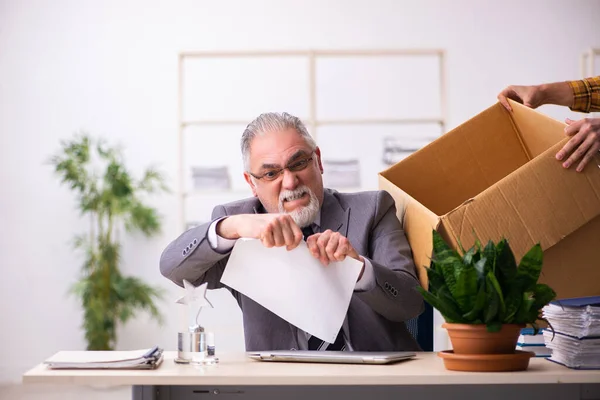 Viejo empleado masculino en concepto de despido — Foto de Stock