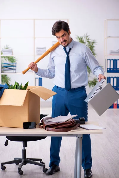 Junge männliche Mitarbeiter in Standortverlagerungskonzept — Stockfoto