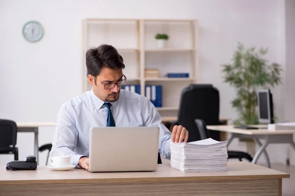 Jeune employé masculin mécontent du travail excessif au bureau — Photo