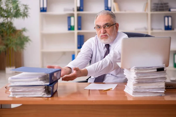 Gammal manlig arbetsgivare och för mycket arbete på kontoret — Stockfoto