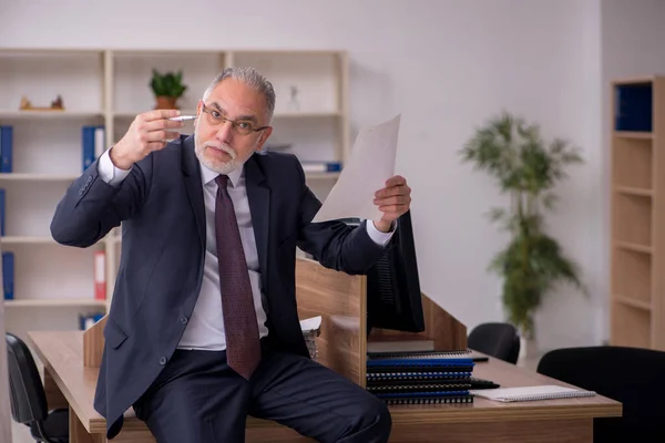 Alter männlicher Arbeitgeber und zu viel Arbeit im Büro — Stockfoto