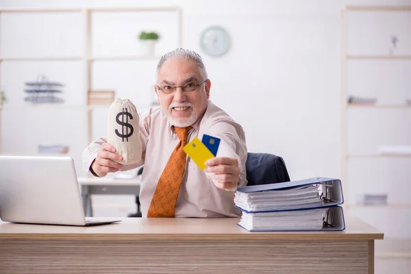Antiguo empleado masculino en concepto de remuneración — Foto de Stock