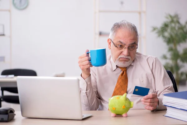 Oude mannelijke werknemer in pensioenconcept — Stockfoto