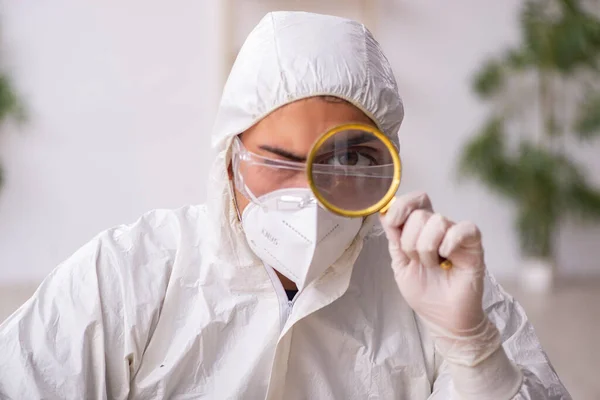 Jovem químico do sexo masculino que trabalha no laboratório durante a pandemia — Fotografia de Stock