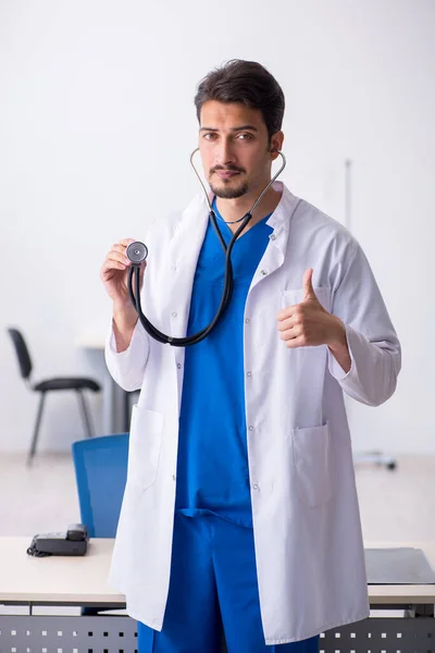 Junger Arzt arbeitet in der Klinik — Stockfoto