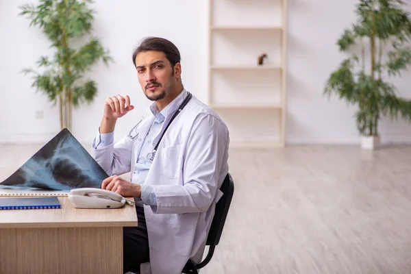 Jonge mannelijke arts radioloog werkzaam in de kliniek — Stockfoto