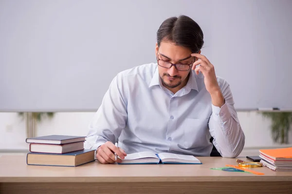 Young male teacher in front of whiteboard — Stock Photo, Image