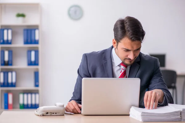 Jovem trabalhador masculino sentado no local de trabalho — Fotografia de Stock