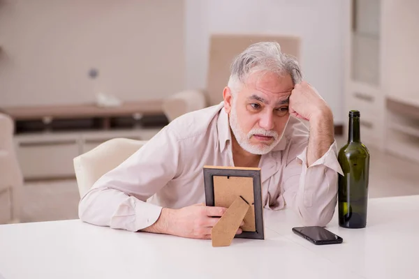 Alter Witwer trinkt zu Hause Alkohol — Stockfoto