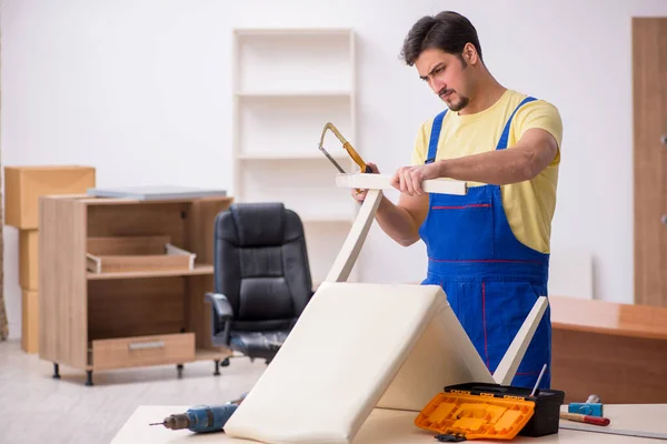 Jeune homme charpentier réparation chaise dans le bureau — Photo