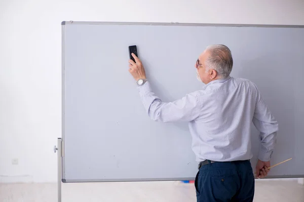 Oude mannelijke leraar voor het whiteboard — Stockfoto