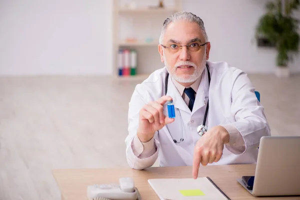 Aşı konseptinde yaşlı bir doktor. — Stok fotoğraf