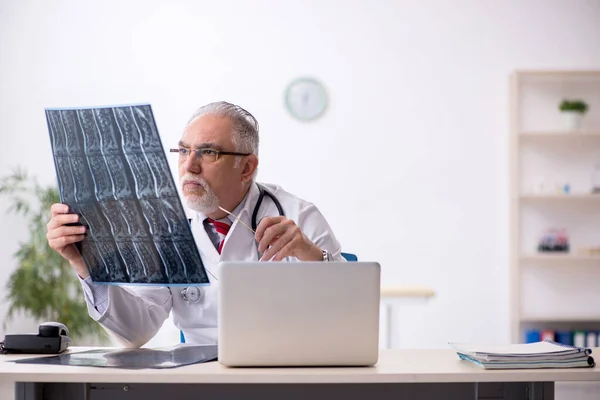 Velho médico radiologista trabalhando na clínica — Fotografia de Stock