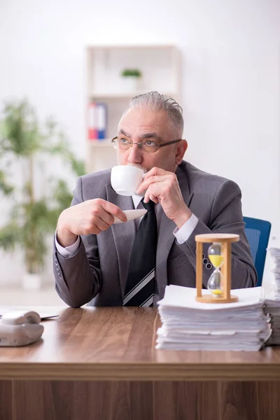 老男性员工休息时喝咖啡 — 图库照片