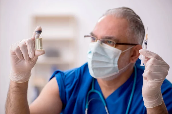 Viejo médico varón en concepto de vacunación — Foto de Stock