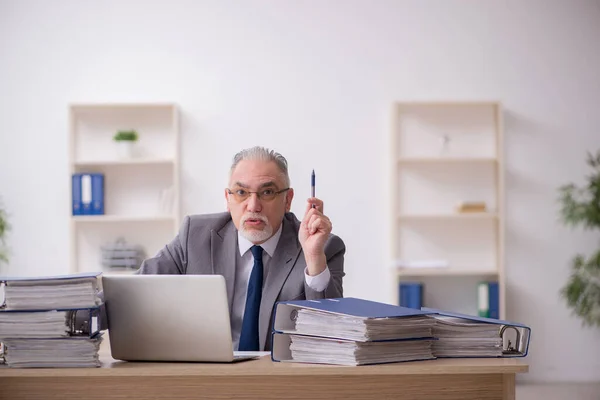 Alte männliche Angestellte unzufrieden mit exzessiver Arbeit im Büro — Stockfoto