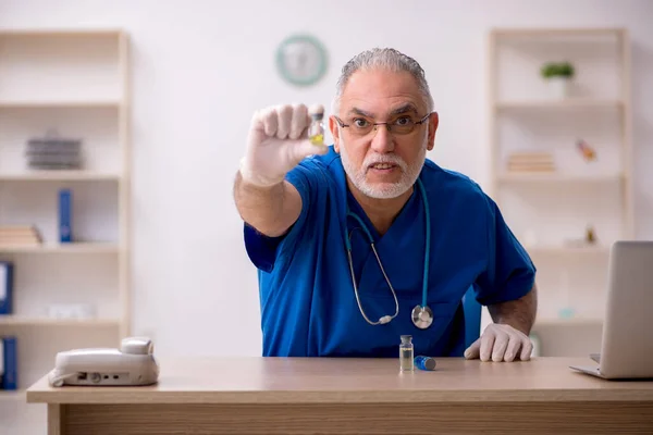 Old male doctor in vaccination concept — Stock Photo, Image