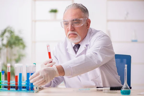 Starý chemik pracující v laboratoři — Stock fotografie