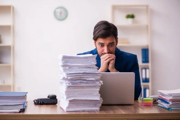 Empleado joven empresario descontento con el trabajo excesivo en la oficina —  Fotos de Stock