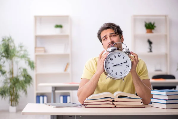 Junge männliche Studenten bereiten sich im Zeitmanagement auf Prüfungen vor — Stockfoto