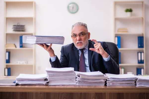 Vecchio impiegato uomo d'affari infelice con il lavoro eccessivo in ufficio — Foto Stock