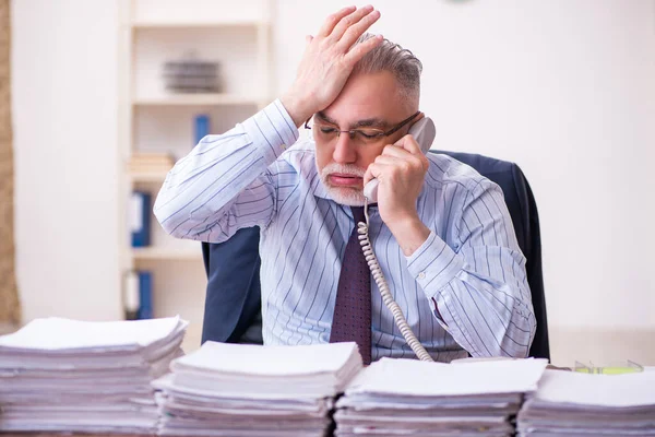 Oude zakenman werknemer ontevreden met overmatig werk in het kantoor — Stockfoto