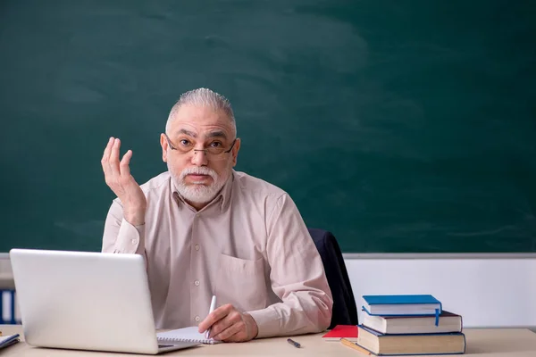 Alt männlich lehrer vor tafel — Stockfoto