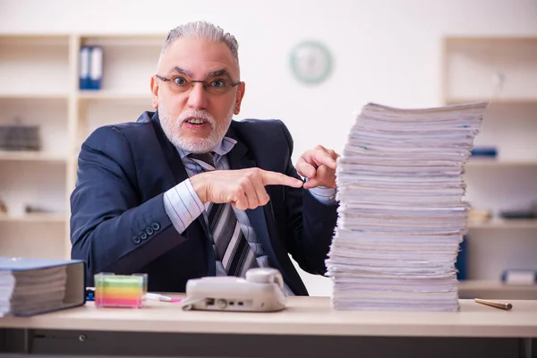 Alter Geschäftsmann Mitarbeiter unzufrieden mit exzessiver Arbeit im Büro — Stockfoto