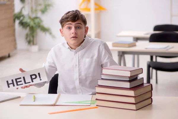 Junge sitzt im Klassenzimmer — Stockfoto