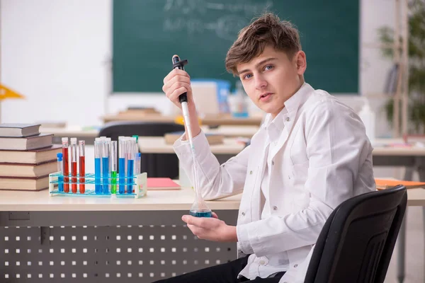 Colegial estudiando química en el aula —  Fotos de Stock