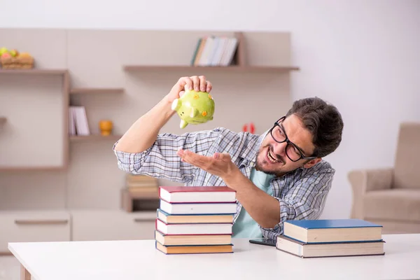 Jovem estudante do sexo masculino se preparando para exames em casa — Fotografia de Stock