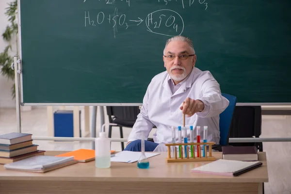 교실에 있는 나이든 남성 화학자 — 스톡 사진