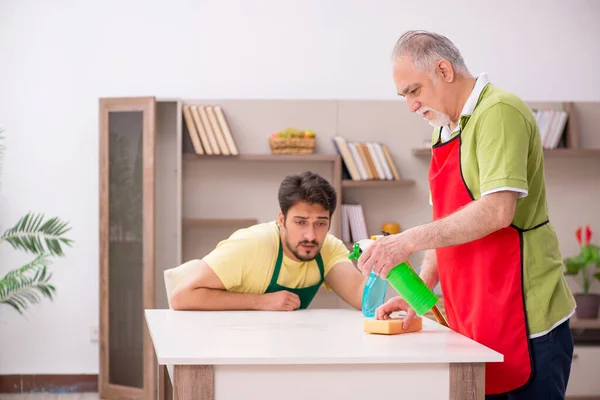 Dos contratistas masculinos limpiando la casa — Foto de Stock