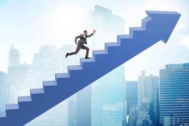 İş adamı iş dünyasında kariyer basamaklarını tırmanıyor