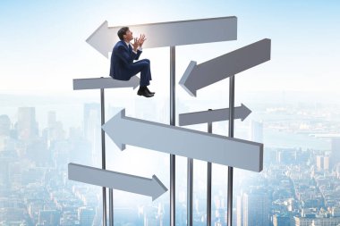 Yol ayrımında strateji seçen iş adamı