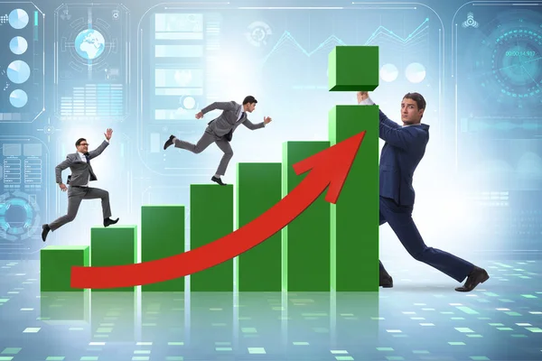 Affärsman till stöd för ekonomisk tillväxt i diagrammet — Stockfoto