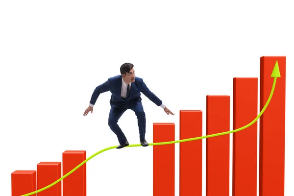 Zakenman loopt op strak touw tussen staafdiagram — Stockfoto