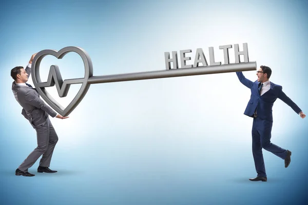Begreppet hälsa med nyckel och affärsman — Stockfoto