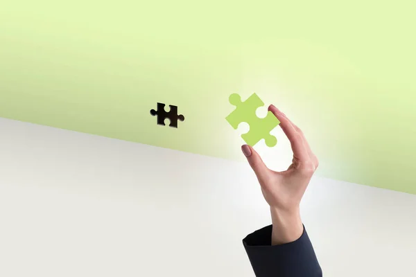 Empresário colocando peça de quebra-cabeça em falta — Fotografia de Stock