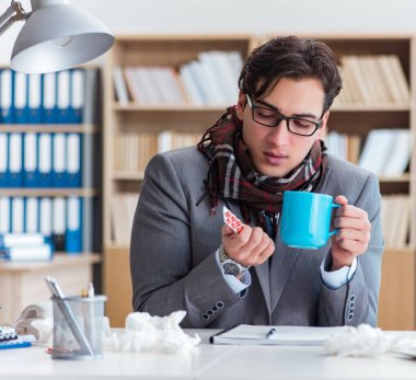 Hasta işadamı, ofiste hastalık yüzünden acı çekiyor.