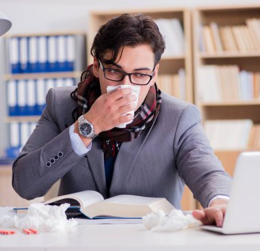 Hasta işadamı, ofiste hastalık yüzünden acı çekiyor.