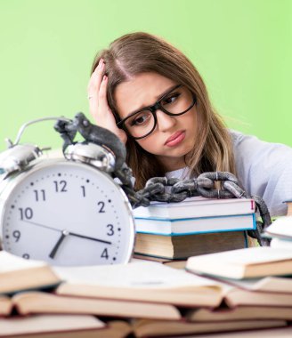 Sınavlara hazırlanan genç kız öğrenci bir sürü kitap ve ça ile