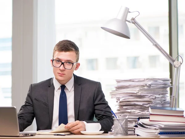 Jovem empresário que trabalha no escritório — Fotografia de Stock