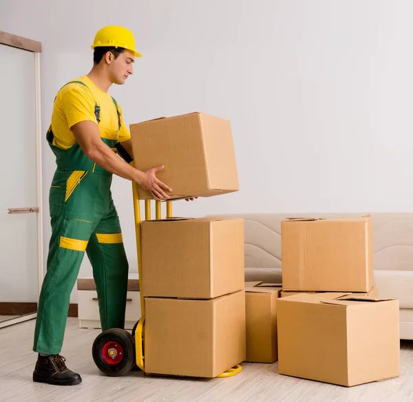 El hombre entrega cajas durante el movimiento de la casa — Foto de Stock