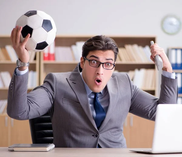 Empresário com bola de futebol no escritório — Fotografia de Stock