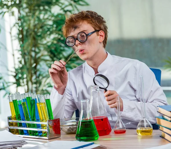 Jovem químico louco que trabalha no laboratório — Fotografia de Stock