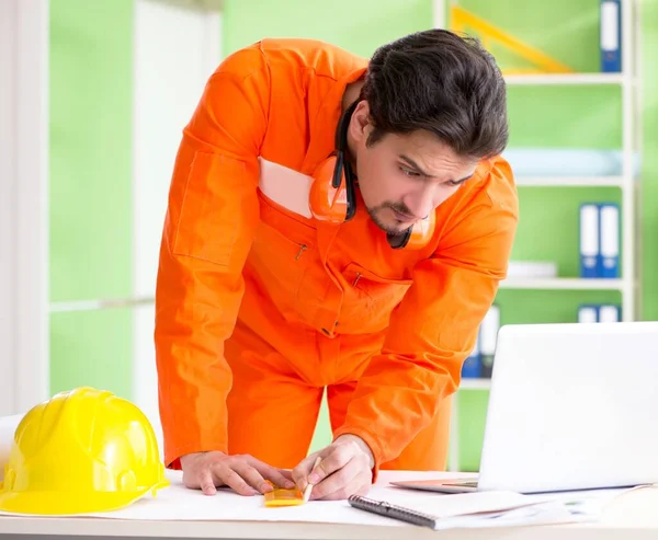 Supervisor da construção que planeia novo projecto no escritório — Fotografia de Stock