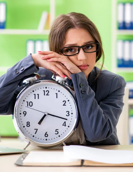 Jonge vrouwelijke werknemer zeer druk met lopende papierwerk in de tijd m — Stockfoto